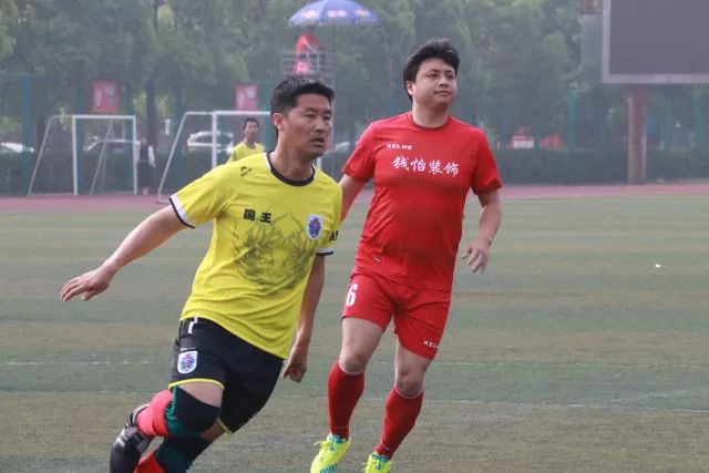 奥塔门迪谢幕之战进球后与梅西亲密互动